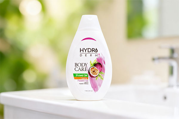 شامپو بدن کرمی پشن فروت هیدرودرم روی پیشخوان حمام