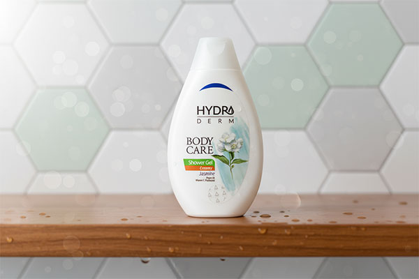 شامپو بدن کرمی گل یاس هیدرودرم روی قفسه حمام