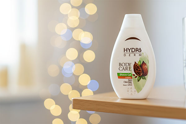 شامپو بدن کرمی شکلات تلخ هیدرودرم روی قفسه حمام