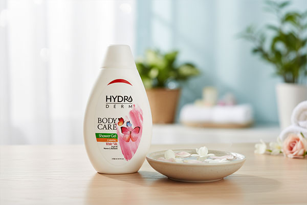 شامپو بدن هیدرودرم ابریشم سفید در محیط اسپا