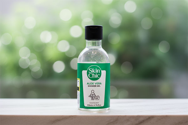 ژل شستشوی بدن آلوئه ورا اسکین شیک روی قفسه حمام