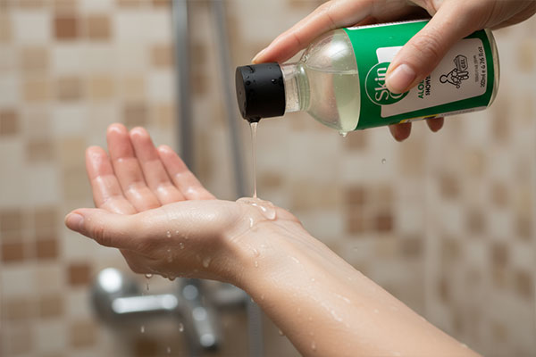 استفاده از ژل شستشوی بدن آلوئه ورا اسکین شیک روی پوست