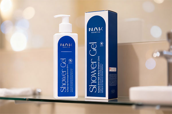 شاور ژل پوست و موی خشک ناک روی قفسه حمام