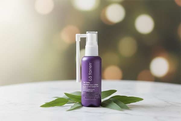 تونیک تقویتی موی رنگ شده لافارر روی سطح مرمر سفید