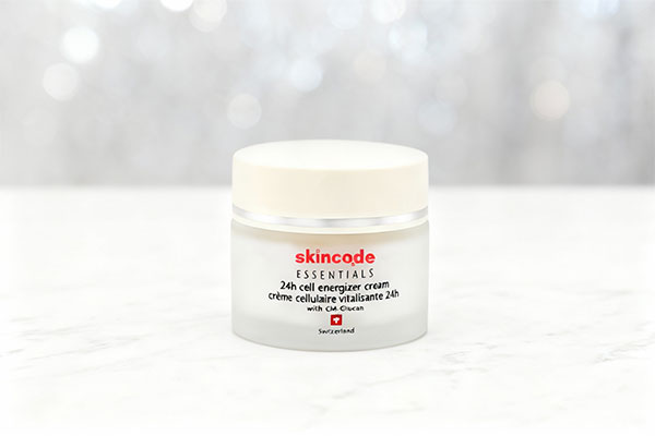 کرم آبرسان اسکین کد روی سطح سفید