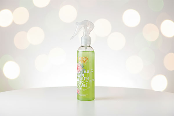 سرم دو فاز موهای چرب سریتا روی سطح سفید