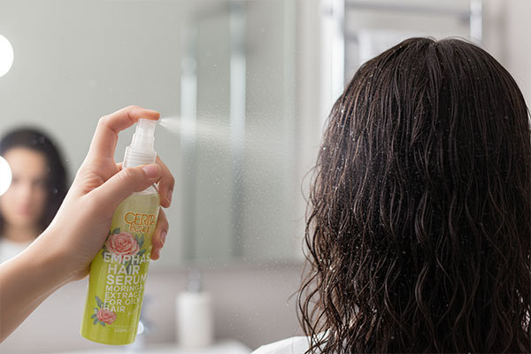 استفاده از سرم دو فاز موهای چرب سریتا روی موهای مرطوب
