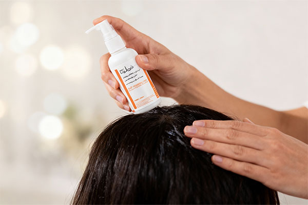 کاربرد لوسیون کنترل چربی کف سر فولیکا برای پوست سر