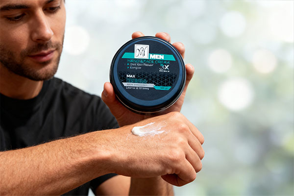 استفاده از کرم مرطوب کننده مردانه مکس هیدرا مای روی پوست