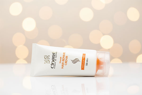 کرم ترمیم کننده مو سینره روی سطح سفید