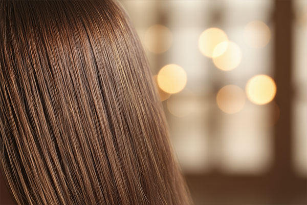 موهای نرم و درخشان با استفاده از اسپری حالت دهنده مو لافارر