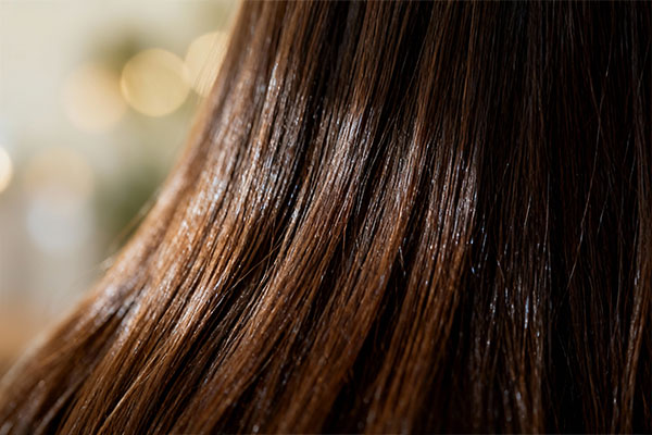 کاربرد محلول تقویت مو لامینین روی پوست سر