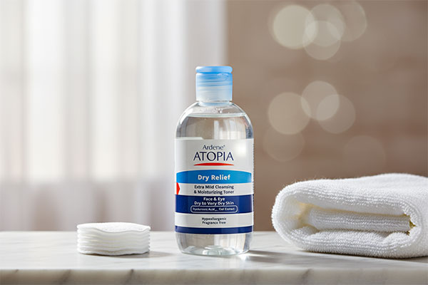 تصویر تونیک پاک کننده درای ریلیف آتوپیا آردن روی سطح مرمر سفید