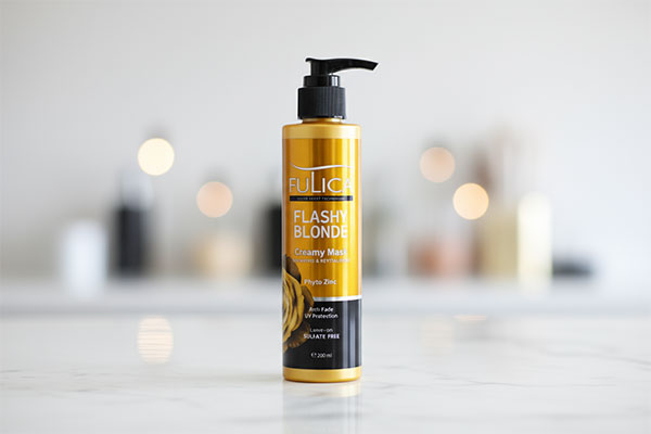 کرم ترمیم کننده موهای بلوند فولیکا روی سطح سفید