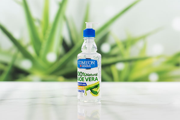 ژل آبرسان آلوئه ورا کامان 400 میلی لیتر روی سطح مرمر سفید