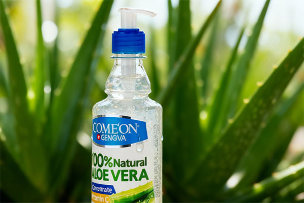 نمای نزدیک ژل آبرسان آلوئه ورا کامان با قطره ژل شفاف