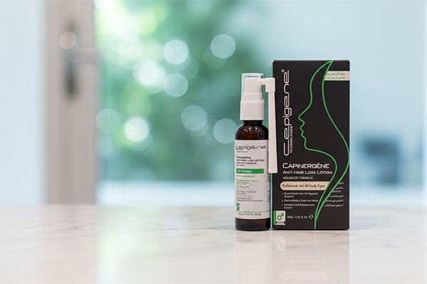 محلول تقویت‌کننده و ضد ریزش مو آقایان سپیژن روی پیشخوان حمام