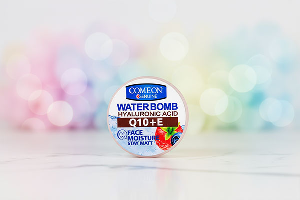 کرم آبرسان کیوتن و ویتامین ای کامان روی سطح مرمری سفید