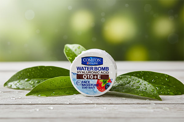 کرم آبرسان کامان قرمز در کنار عناصر طبیعی