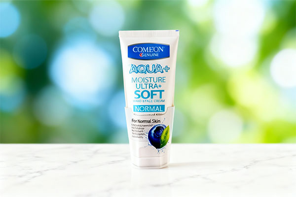 کرم مرطوب کننده بلوبری کامان روی سطح مرمر سفید