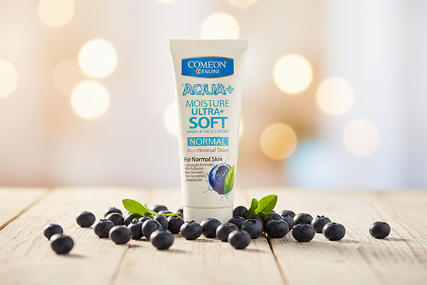 کرم آبرسان بلوبری کامان در کنار میوه بلوبری