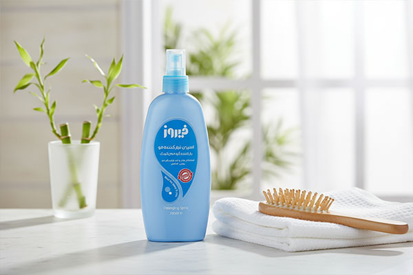 اسپری گره باز کن فیروز آبی روی پیشخوان حمام