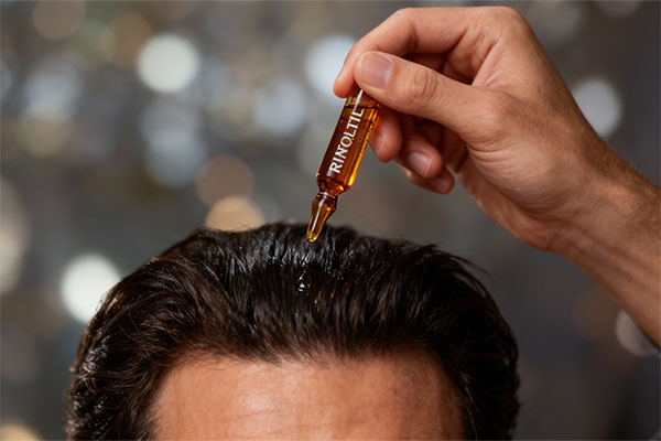 کاربرد محلول تقویت کننده مو رینفولتیل مردانه روی پوست سر