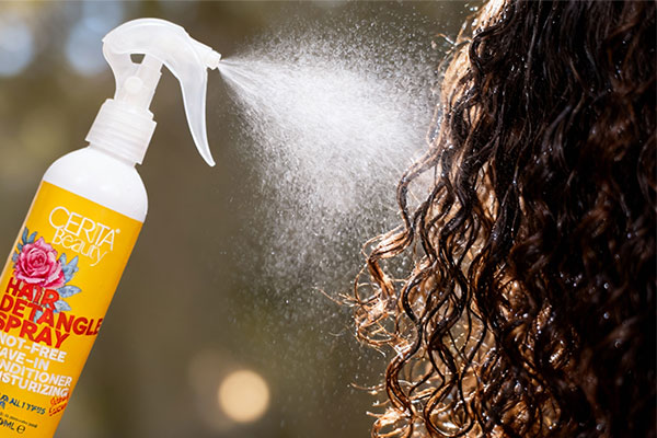 اسپری گره باز کن سریتا روی موهای فر