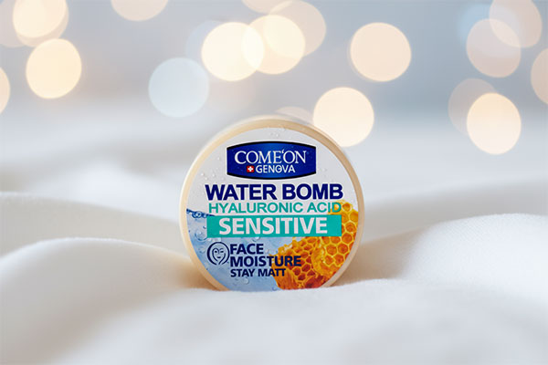 کرم آبرسان واتر بمب کامان برای پوست حساس روی سطح سفید