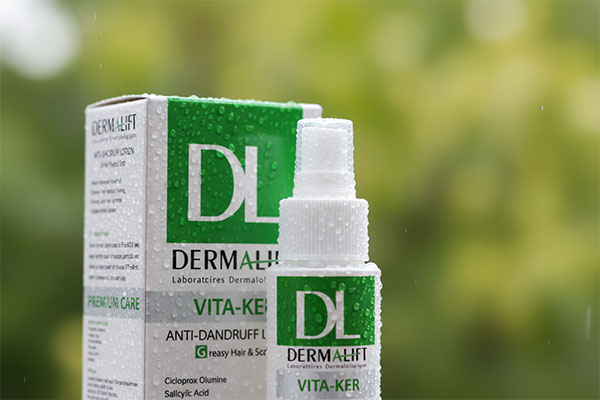 نمای نزدیک لوسیون ضد شوره چرب درمالیفت با قطرات آب