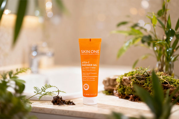 شاور ژل ویتامین سی اسکین وان روی پیشخوان حمام