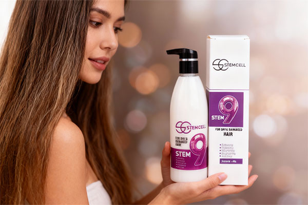 کرم موهای خشک و آسیب دیده استم سل در دستان یک زن با موهای آسیبدیده