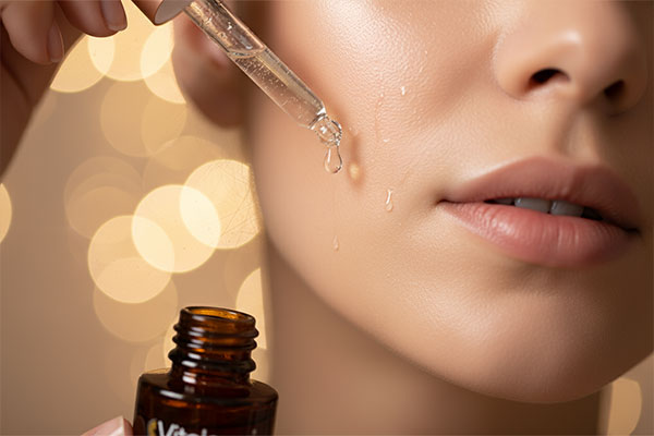 قطرات سرم پپتایدی ویتالیر روی پوست مرطوب