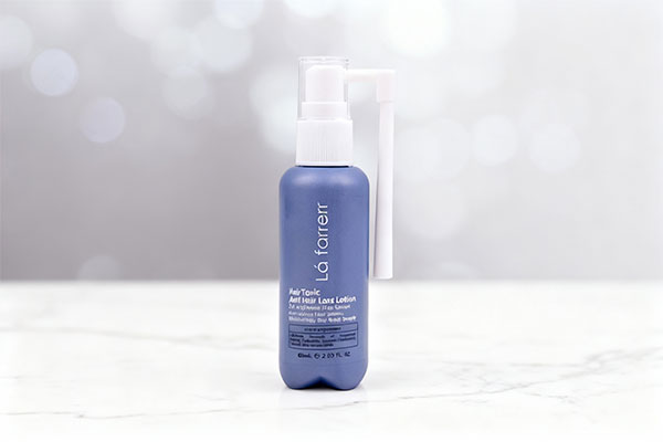 تونیک ضد ریزش موهای خشک لافارر روی سطح مرمر سفید