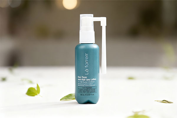 تونیک تقویت کننده موی سر و ابرو چرب لافارر روی سطح سفید