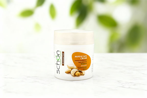 کرم بادام شون 150 میلی لیتری روی سطح مرمر سفید