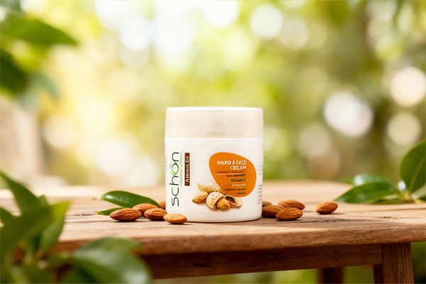 کرم مرطوب‌کننده بادام شون با بادام و برگ‌های سبز