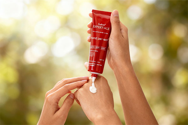 دستها در حال استفاده از کرم تقویت کننده پوست دست اکسپرتیج آردن