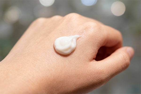 استفاده از کرم مرطوب کننده دست برای رطوبت‌رسانی