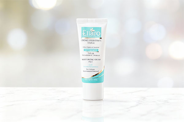 کرم مرطوب کننده ویتامین ای الارو روی سطح مرمر سفید