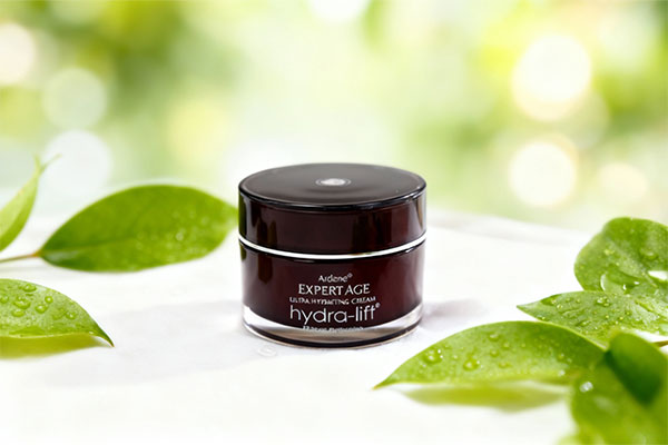 کرم مرطوب کننده و ضد چروک هیدرالیفت اکسپرتیج آردن روی سطح سفید