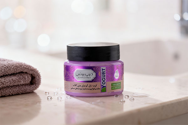 کرم ژل آبرسان بدن گلاب دیپ سنس در محیطی آرامش‌بخش