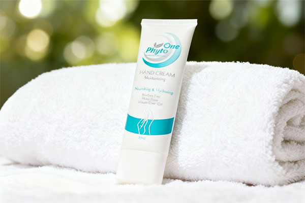 کرم مرطوب کننده دست فیتووان روی حوله سفید