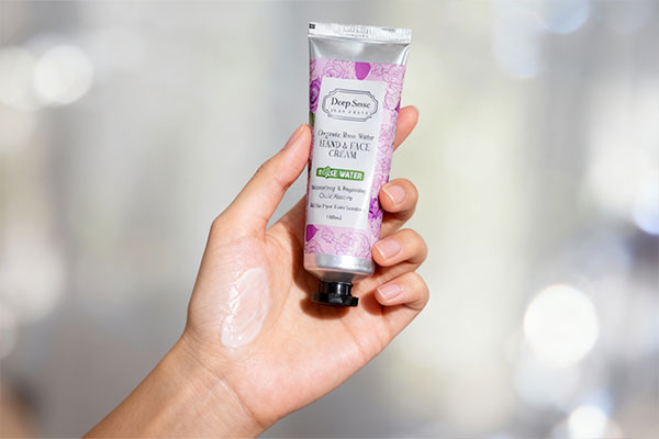 استفاده از کرم مرطوب کننده دیپ سنس روی پوست