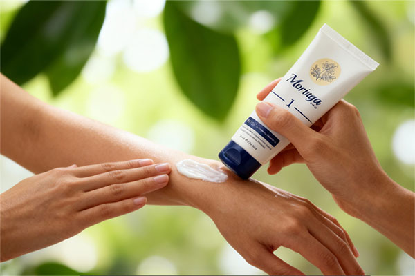 تصویر استفاده از کرم دست مورینگا 1 برای آبرسانی پوست