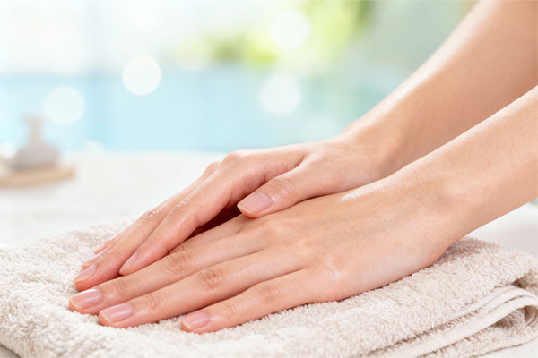 پوست نرم و لطیف دست با کرم دست تقویت‌کننده کیوتن الارو