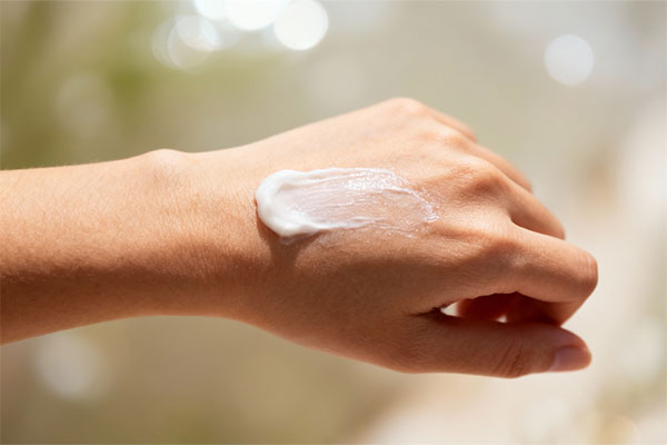 تصویر کرم اگزما ژیناژن روی پوست دست برای تسکین خشکی