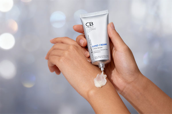 رطوبترسانی به پوست دست با کرم مرطوب کننده