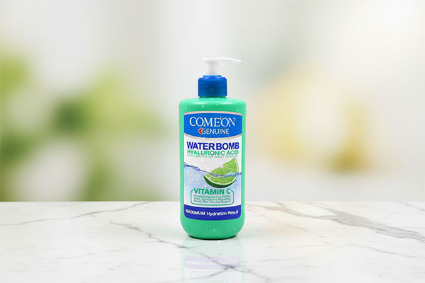 کرم آبرسان واتر بمب ویتامین سی کامان 500 میلی لیتر روی سطح مرمر سفید