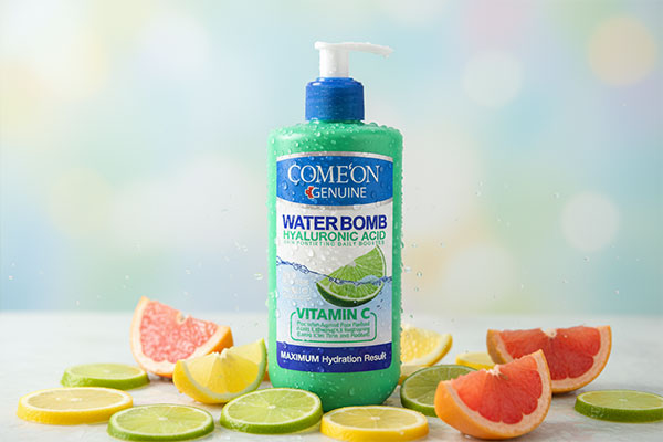 نمای نزدیک از آبرسان واتر بمب ویتامین سی کامان با قطرات آب و برش لیمو